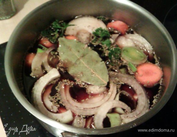 Добавляем винный уксус, воду, специи.