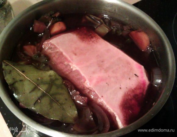 Отправляем его в маринад, накрываем крышкой и отправляем в холодильник... та-да-да-дам!!!!!!!! на 4-5 дней.