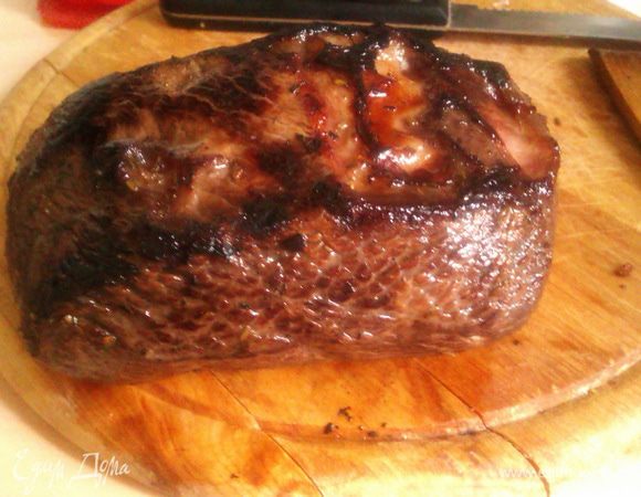 Нагреваем духовку до 200 град. По прошествии этого времени, достаем мясо из маринада, насухо вытираем кухонным полотенцем, обжариваем до коричневой корочки на сильном огне.