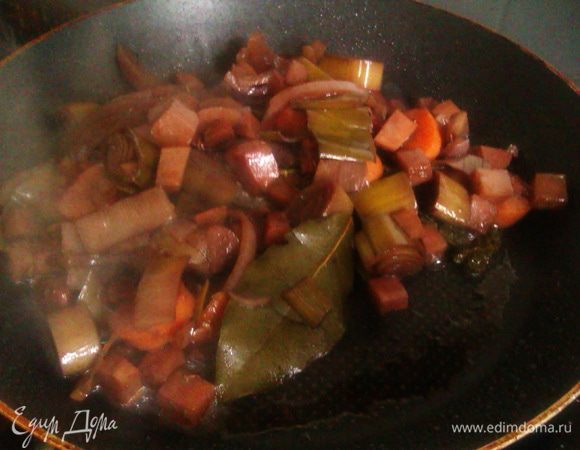 Процеживаем маринад в кастрюльку побольше, овощи и специи обжариваем на сковороде из-под мяса минут 5.