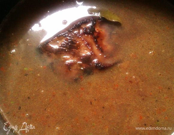 К маринаду выкладываем мясо, добавляем овощи, заливаем бульоном, чтобы покрыть мясо. Отправляем в духовку на 2 часа.