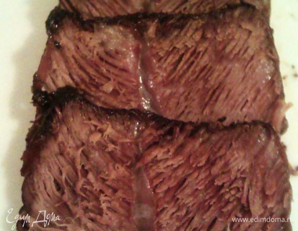 Достаем мясо, нарезаем его ломтиками, толщиной с палец. Маринад процеживаем, немного подогреваем, добавляем сметану и варим до загущения, либо добавляем загуститель соуса.