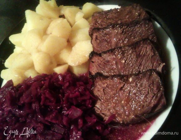Подаем мясо с картофельным гарниром и тушеной краснокочанной капустой по-немецки по рецепту http://www.edimdoma.ru/retsepty/47596-tushenaya-krasnokochannaya-kapusta-po-nemetski-rotkraut-blaukraut-rotkohl.