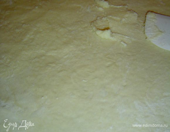 Для начинки взбиваем размягченное масло с сахаром и ванильным сахаром. Тесто раскатываем на присыпанной мукой поверхности, а сверху смазываем масляной смесью,