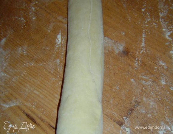 затем скатываем его туго рулетом.