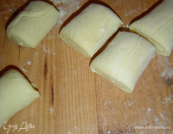 Этот рулет нарезаем кусочками 4-5 см.