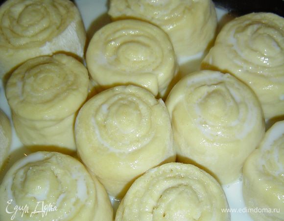 Готовим заливку, для этого в теплом молоке растворяем сахар, а затем выливаем половину заливки на булочки. Запекаем 15 минут при температуре 190 гр., после этого достаем их из духовки и заливаем оставшимся молоком, возвращаем в духовку на 20-25 минут.