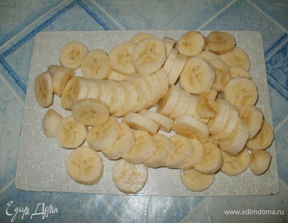 Бананы нарезаем кружочками.