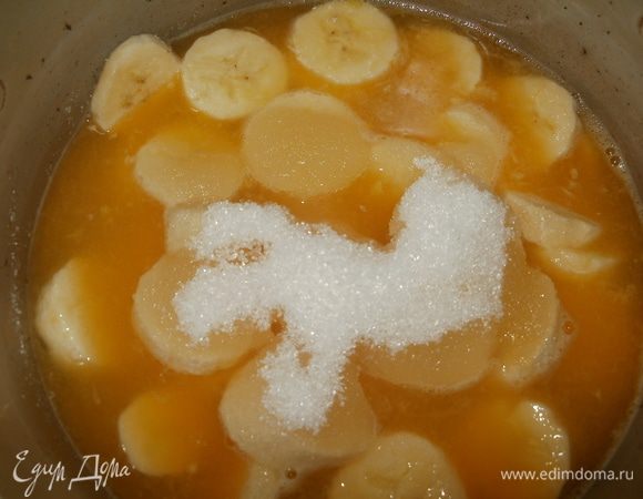 В кастрюле смешиваем бананы, сок и сахар. Доводим до кипения, затем на слабом огне варим до загустения.