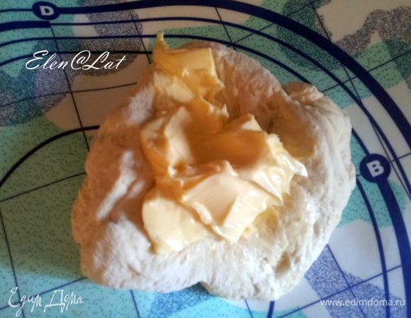 В миске смешать муку, дрожжи, воду, и соль, Вымесить тесто и поставить, накрыв полотенцем на 2-2,5 часа. Затем в тесто добавить размягченное сливочное масло и опять хорошо вымесить, оставить на 40 минут подниматься. 