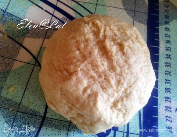 Тесто хорошо вымесить примерно 1-2 минуты.