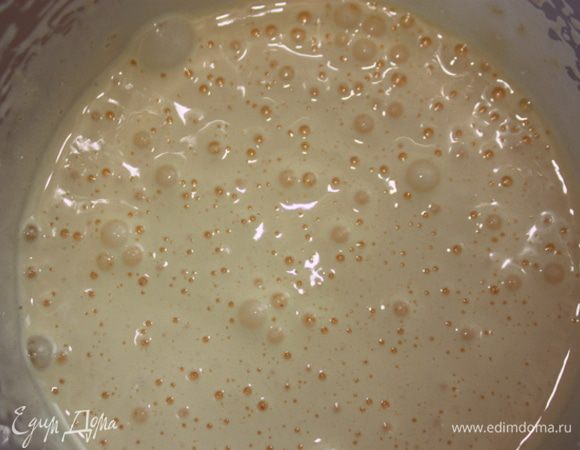 В теплую воду добавьте сахар и дрожжи, оставьте на 2 минуты. Тем временем просейте муку, добавьте к ней соль. Затем ⅓ муки добавьте к воде и дрожжам, накройте салфеткой и поставьте опару в теплое место.