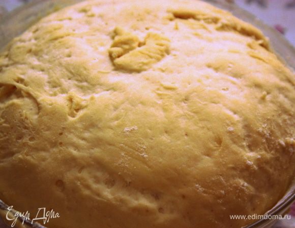 Когда опара подойдет, добавьте к ней яйцо, сливочное масло и оставшуюся муку (добавляйте постепенно), хорошо вымесите тесто, чтобы оно стало эластичным и не прилипало к рукам. Снова накройте салфеткой, поставьте в теплое место. Тесто должно увеличиться в 2 раза. 