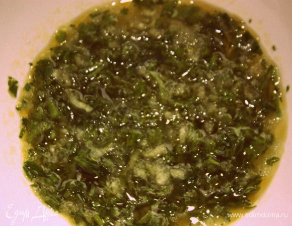 Приготовьте чесночную заливку. В воду добавьте подсолнечное масло, положите измельченный чеснок, мелко нарезанную зелень и соль. Когда пампушки испекутся, полейте их чесночной заливкой.