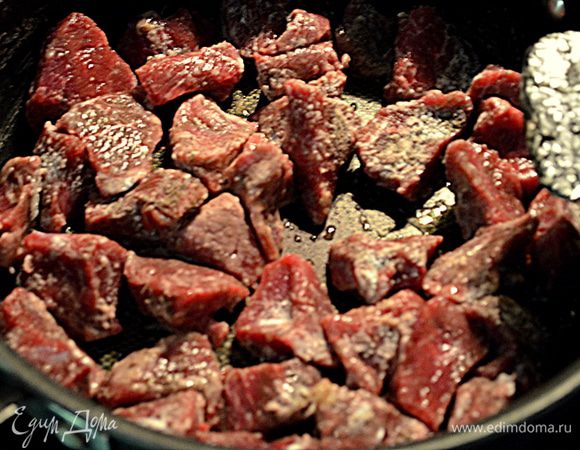 Говядину посолить,поперчить и в муке обвалять.Разогреть сковороду или жаровню,вылить  2 стол.л. раст.масло.Выложить говядину и обжаривать желательно в 2 приема по 6 мин. Со второй партией мяса также повторить, добавив раст.масло 2 стол.л. Говядину обжаренную выкладываем на тарелку.