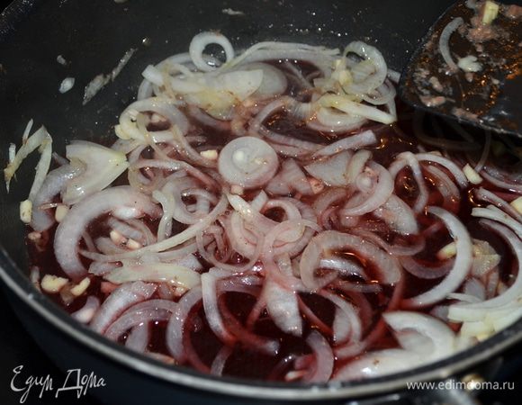 Затем на сковороду или жаровню выкладываем порезанный лук,обжариваем 3 мин. Добавляем чеснок,готовим еще 1 мин. Затем вино и готовим еще 2 мин. Жидкость должна слегка уменьшится.