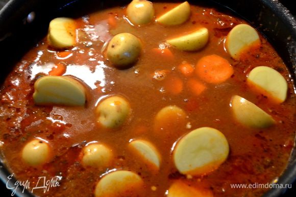 Вернем говядину в сковороду или в жаровню,добавим паприки,томатов из банки, бульон и томат.пасту,орегано. Посолим и поперчим.Закроем крышкой,убавим огонь и готовим примерно 1 1/2 часа. Добавим затем морковь и картофель и готовим еще 30 мин. или до готовности овощей.