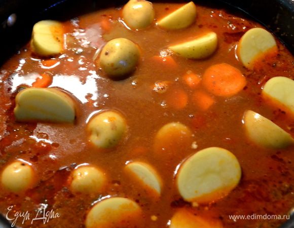 Вернем говядину в сковороду или в жаровню,добавим паприки,томатов из банки, бульон и томат.пасту,орегано. Посолим и поперчим.Закроем крышкой,убавим огонь и готовим примерно 1 1/2 часа. Добавим затем морковь и картофель и готовим еще 30 мин. или до готовности овощей.