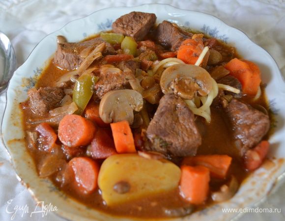 Подаем готовый гуляш с яичной  лапшой,поверх выложив кусочками бекон и орегано.