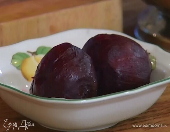 Одну свеклу завернуть в фольгу и запечь в разогретой духовке до готовности.