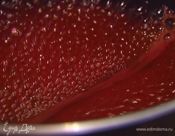 В небольшой кастрюле соединить свекольный сок и портвейн, посолить, поперчить и уварить на небольшом огне вполовину.