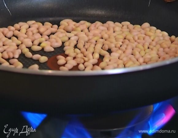 Кедровые орехи подсушить на сухой сковороде.