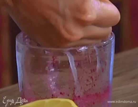 Из половинки лимона выжать сок.