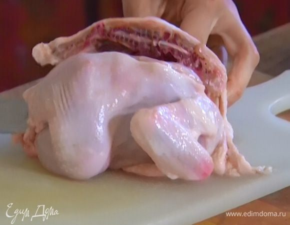 Тушки цыплят разрезать вдоль по хребту пополам, выложить в глубокую посуду.