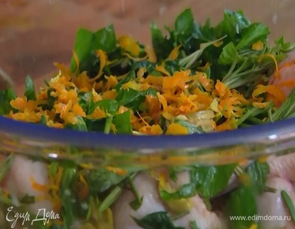 Листья базилика мелко порвать.