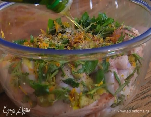 Добавить к цыплятам оливки, каперсы, розмарин, базилик и цедру лимона и апельсина, влить оливковое масло и лимонный сок, посолить и поперчить.