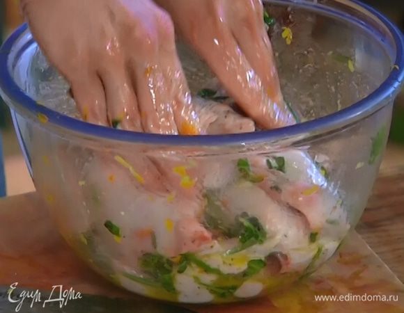 Перемешать все так, чтобы тушки цыплят были смазаны маринадом со всех сторон, и оставить минимум на 30 минут.