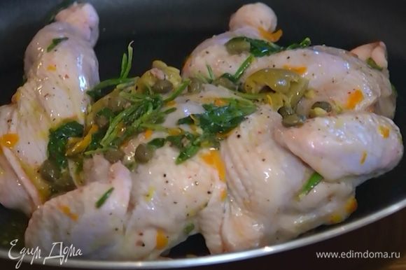 Выложить цыплят в сковороду со съемной ручкой или в форму для запекания, смазать заправкой и отправить в разогретую духовку.