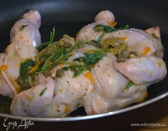 Выложить цыплят в сковороду со съемной ручкой или в форму для запекания, смазать заправкой и отправить в разогретую духовку. 