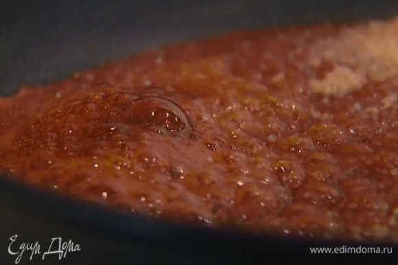 Всыпать в сковороду 200 г сахара, добавить соль и на медленном огне растопить, так чтобы получилась карамель коричневого цвета.
