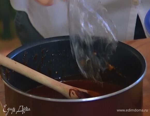 Набухший желатин промокнуть бумажным полотенцем, добавить в сливки с карамелью и перемешать, так чтобы не осталось комочков.