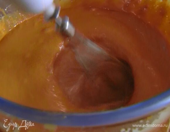 Влить к желткам карамельную массу и еще раз все взбить.