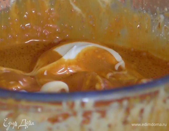 Ввести взбитые сливки, перемешать, а затем немного взбить миксером на небольшой скорости.