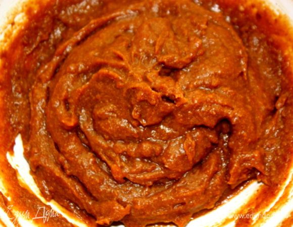 Приготовить и осахарить заварку. Для этого залить муку кипятком, хорошо размешать, затем добавить солод, размешать