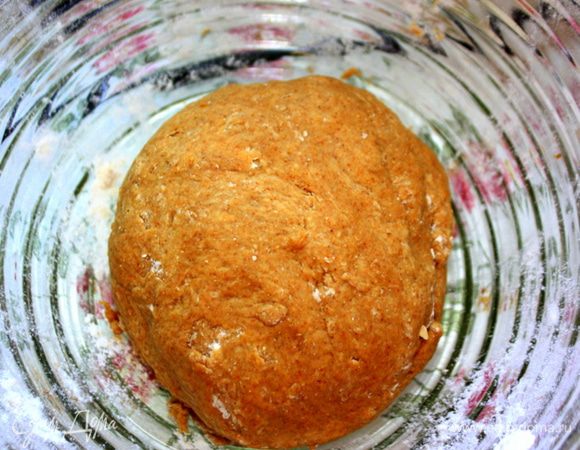 Приготовить опару. Дрожжи растереть с мукой, ввести заварку, хорошо размешать. Сформировать шар.