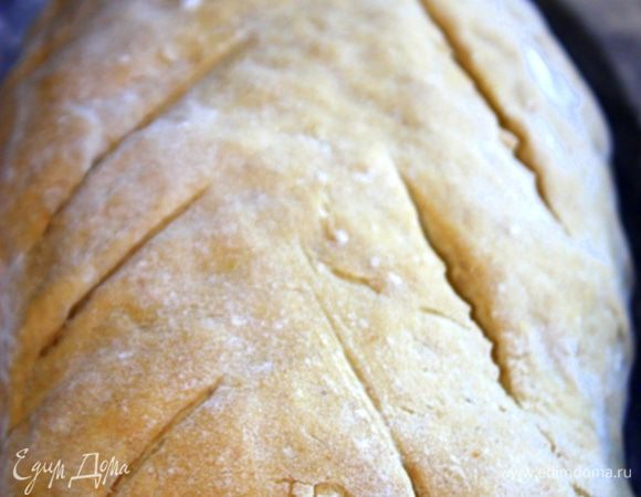 
Перевернуть заготовку на противень, застеленный бумагой. Заготовку присыпать мукой. Сделать надрезы в виде листа. 
Выпекать в разогретой до 230 С духовке 15 минут. Далее тем-ру снизить до 200 С и допекать еще 30 минут.