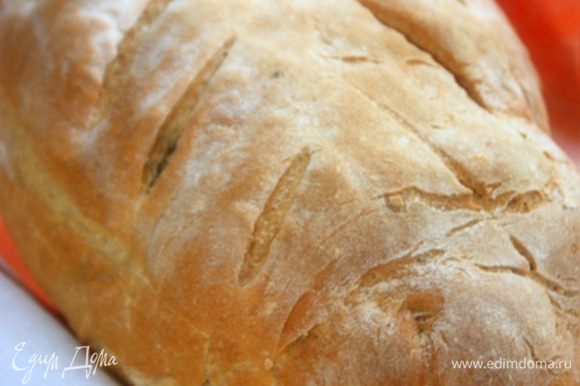Готовый хлеб при постукивании по дну издает глухой звук.