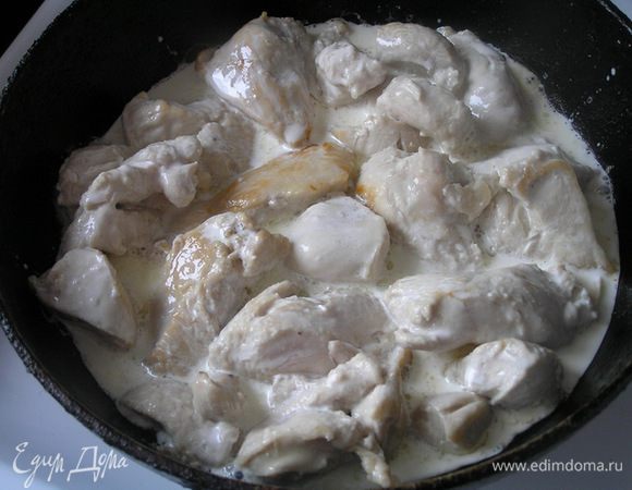 Куриное филе нарезать небольшими кусочками, обжарить на растительном масле, влить теплые сливки, тушить 10 минут.