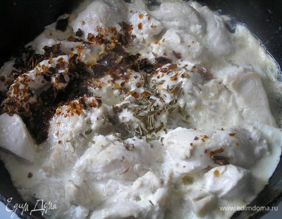 Добавить сушеные томаты и базилик, тушить еще 5 минут.