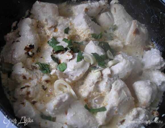 Добавить нарезанный чеснок и листья шалфея. Посолить, поперчить.