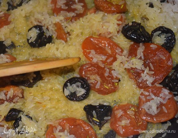 выложить на сковороду рис и сухофрукты и все перемешать