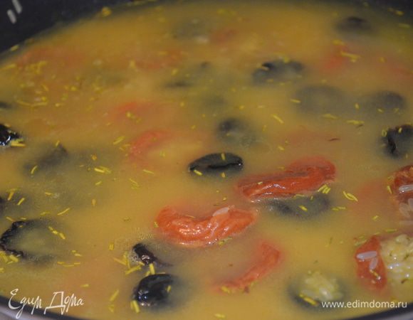 влить к рису 350 мл воды и тушить до тех пор, пока вся вода не впитается в рис