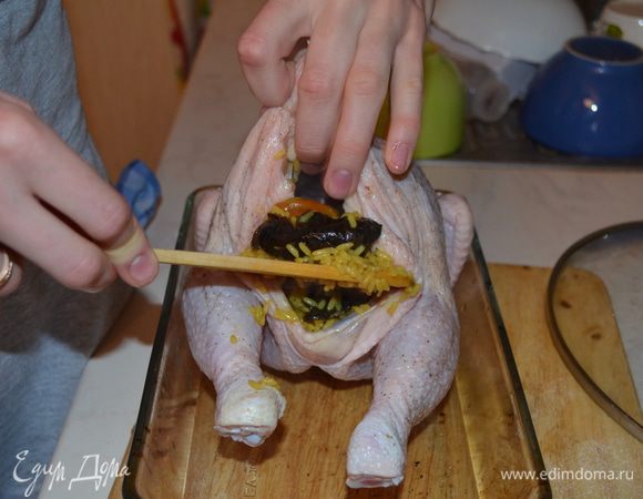 теперь надо плотно нафаршировать этим рисом курицу...долно все поместиться!! Утромбовываем все как следует!!