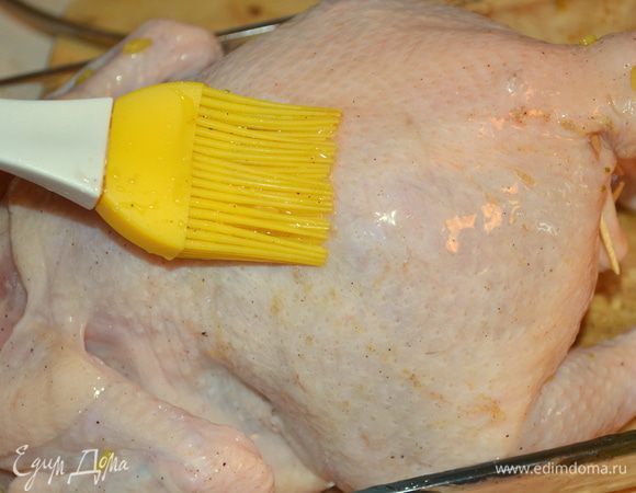 укладываем курицу в форму и кисточкой смазываем ее медом