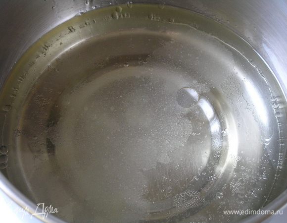 Приготовить тесто. Воду смешать с растительным маслом и солью, довести до кипения,

