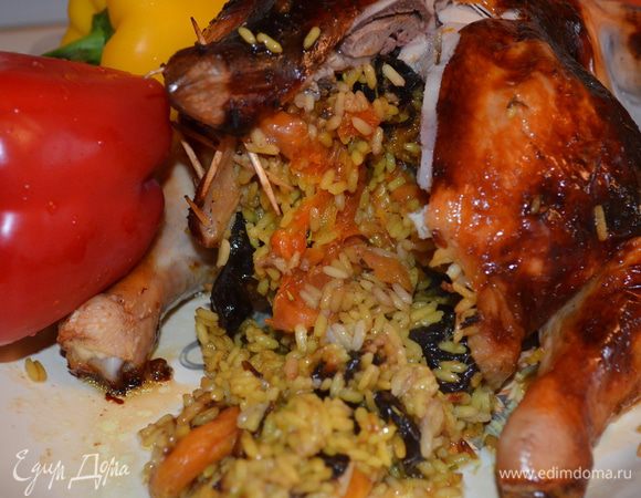 Готовой курице дать постоять еще минут 5-10, что бы все соки впитались в рис и в мясо...когда вы ее разрежите, начинка вся вырвется на "волю"...она очень вкусная!!! 